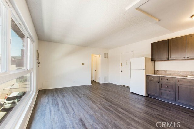 Building Photo - 930 N Stanley Ave