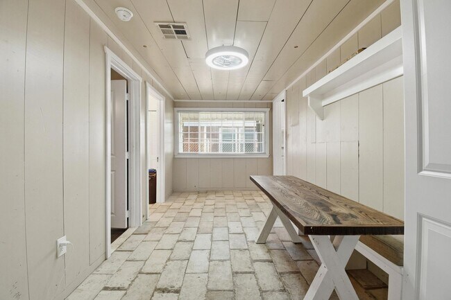 Building Photo - Spacious Home near I-244