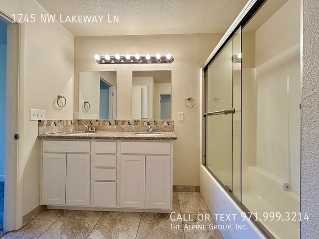 Building Photo - 1745 NW Lakeway Ln