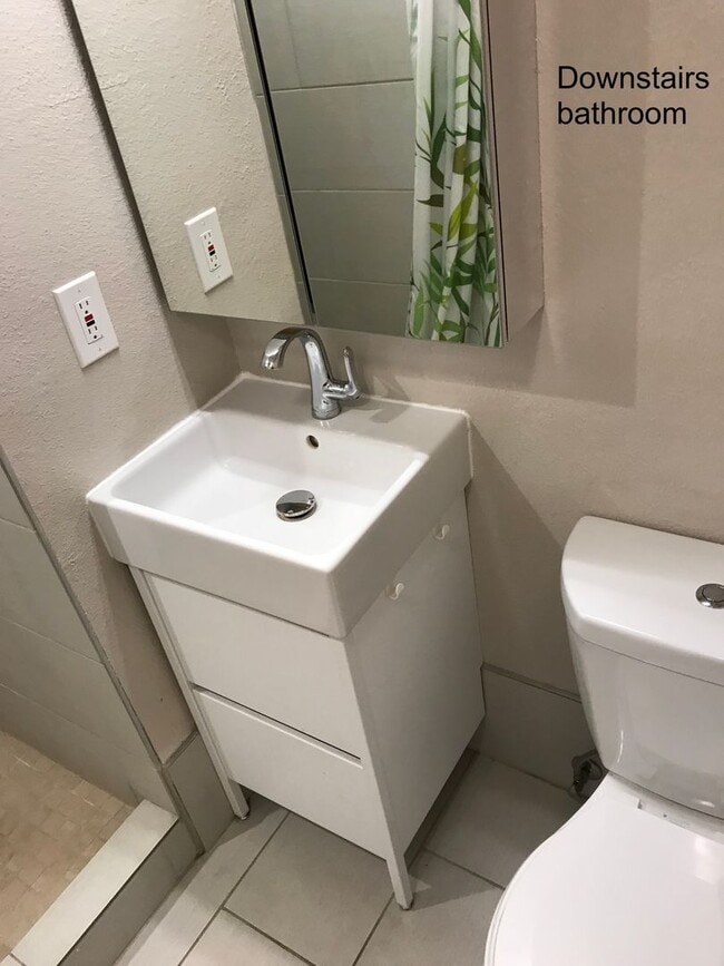 Building Photo - Spacious 3BR + Bonus Room / Office – Garag...