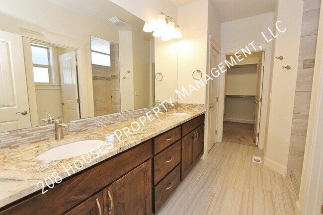 Building Photo - Immaculate Single-Level Home