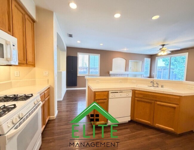 Building Photo - **Spacious 4-Bedroom Single-Story Home in ...