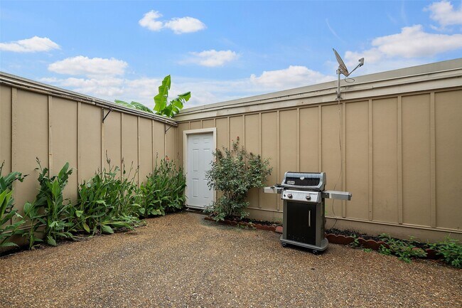 Building Photo - 2387 Crescent Park Dr