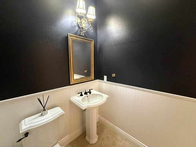 Building Photo - Stunning Seven Oaks Home!