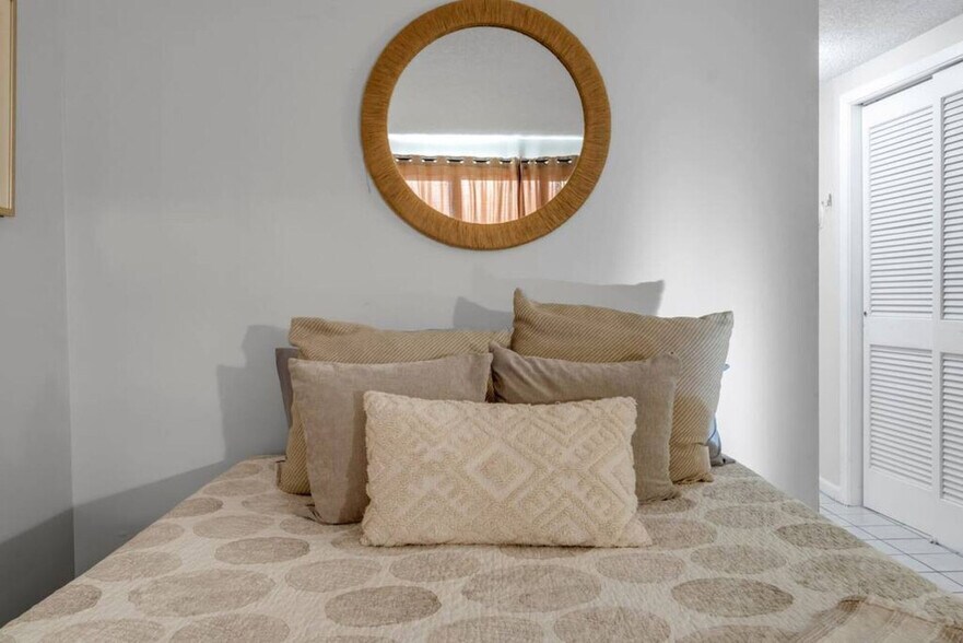 Building Photo - 214 Miracle Strip Pkwy SW