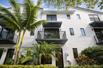 Building Photo - 625 NE 22nd Dr