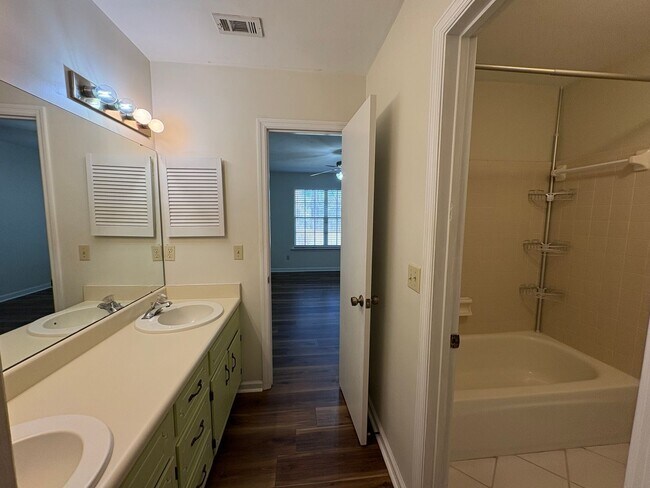 Building Photo - Family Friendly 2 Bedroom Duplex Available In Tallahassee NOW