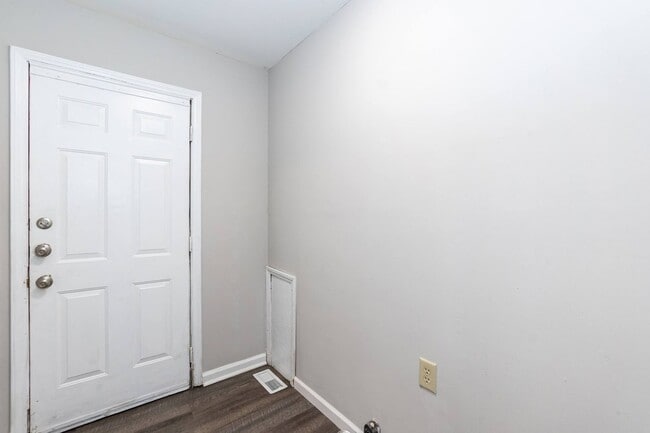 Building Photo - Three Bedroom Home!