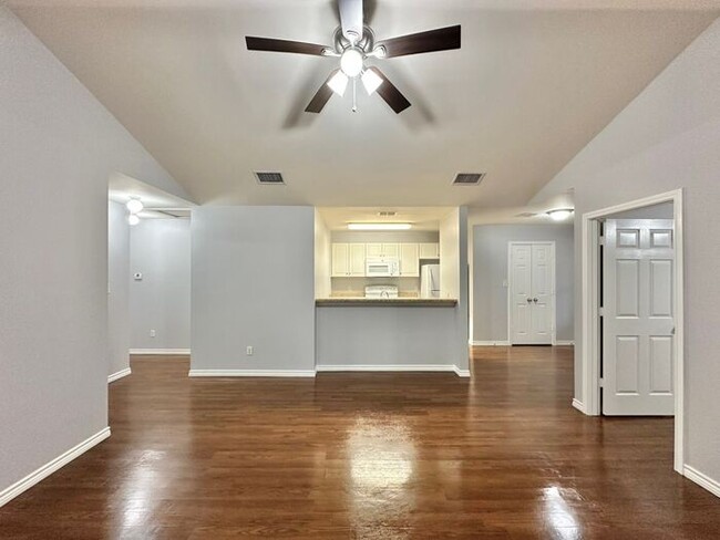 Building Photo - Tour Today! 3 Bedroom 2 Bath Duplex at Man...