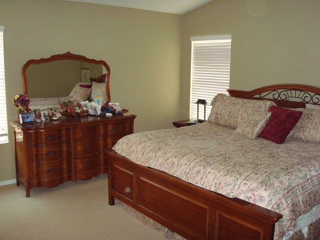 Building Photo - Large 3 bedroom home with loft and large b...