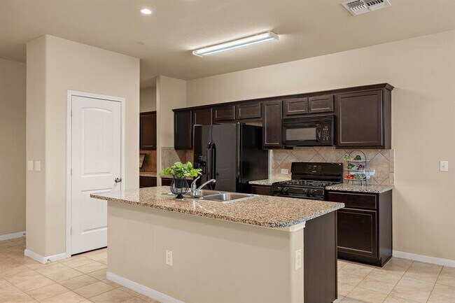 Building Photo - 2880 Donnell Dr