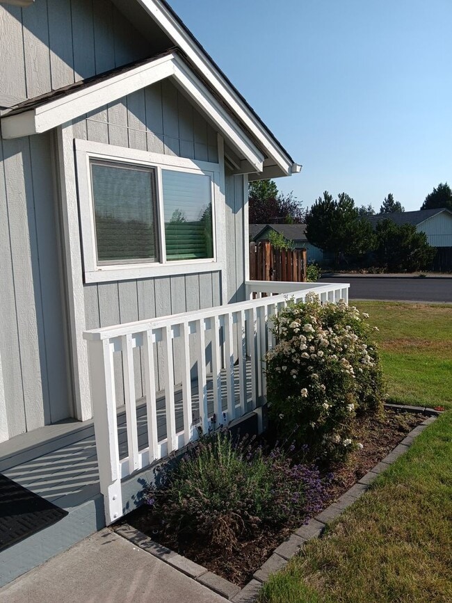 Building Photo - Charming Single-Level Home in Bend’s Mountain View Area