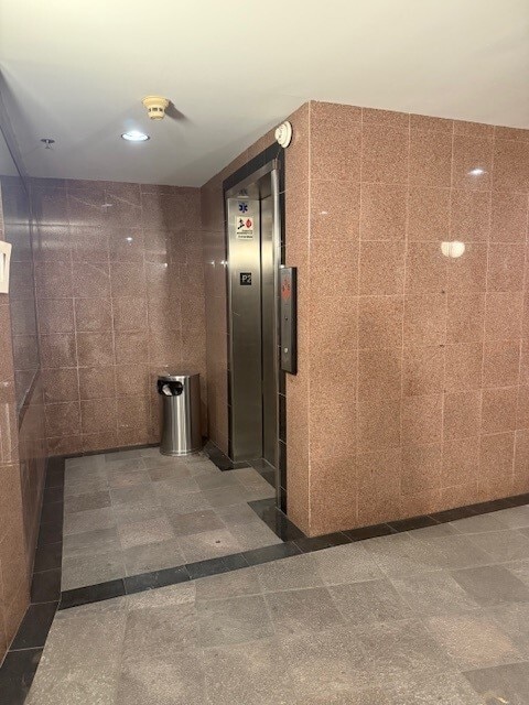 Building Photo - 2222 N Beachwood Dr