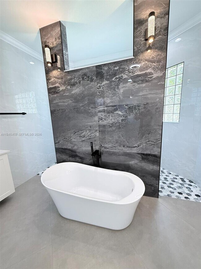 Building Photo - 1749 SW Desert Ave