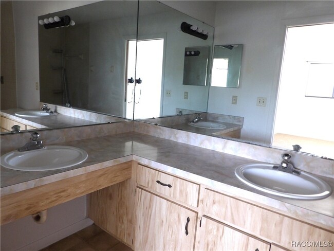 Building Photo - 9785 E Goldfinch Ln