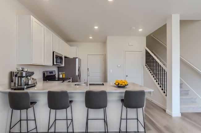 Bright, modern kitchen (virtually staged) - 9142 Gladiola Way