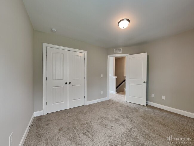 Building Photo - 653 Lakemont Dr