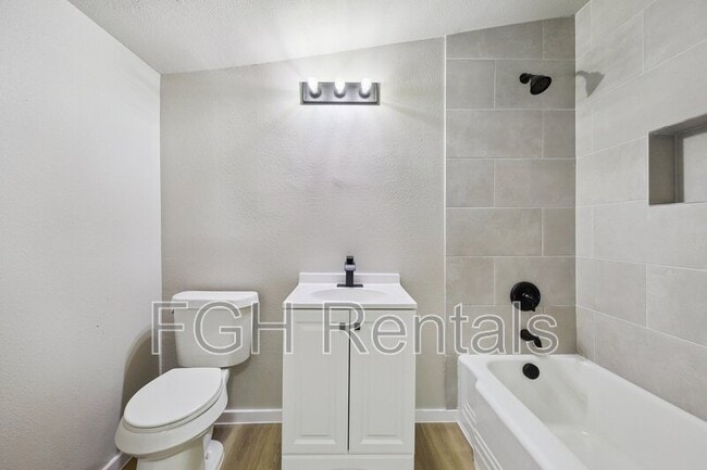 Building Photo - 2332 E Houston St