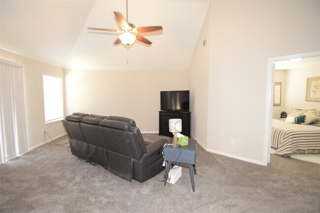 Building Photo - 22922 Glenover Dr
