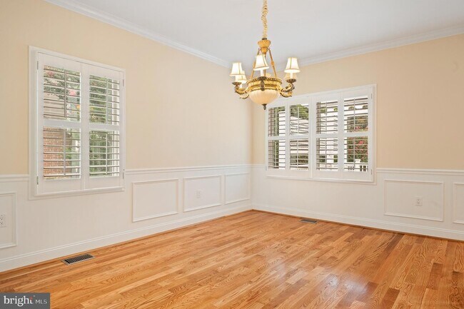 Building Photo - 5905 Lone Oak Dr