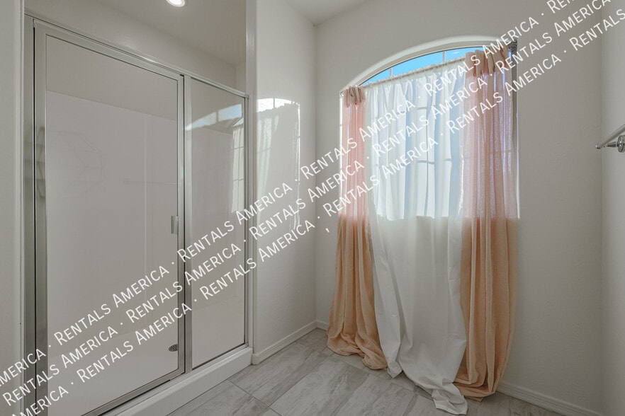 Building Photo - 12038 W Polk St