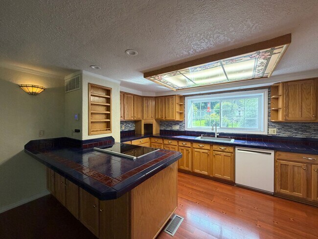 Building Photo - Rare 3-Acre 3BR Home in South Salem – Shops, Workspace & Greenhouses