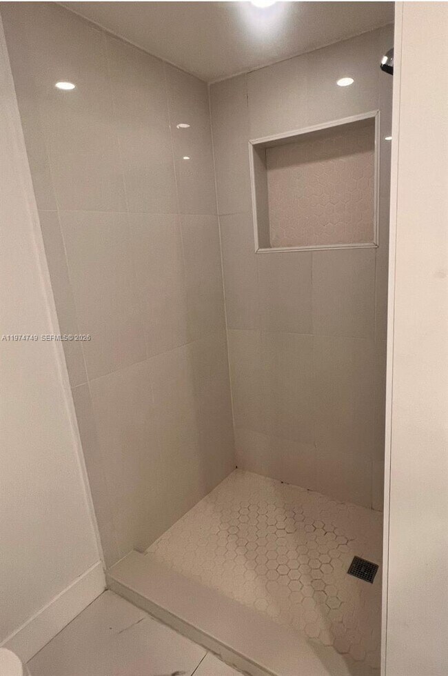 Building Photo - 10525 SW 112th Ave