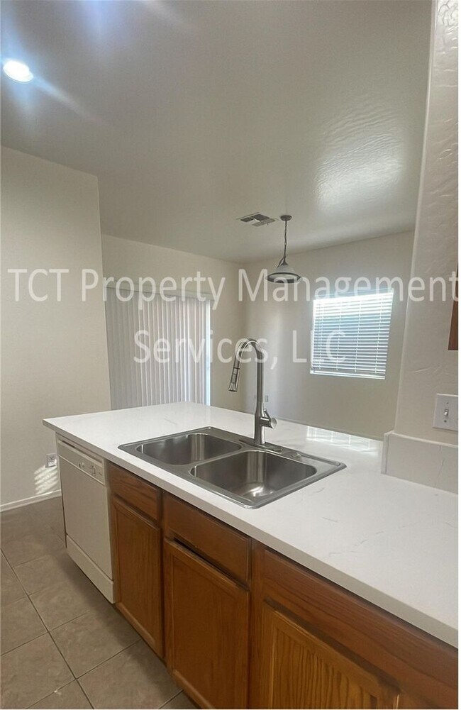 Building Photo - 3 Bedroom/2 Bath Phoenix Home Close to I-10 and 101