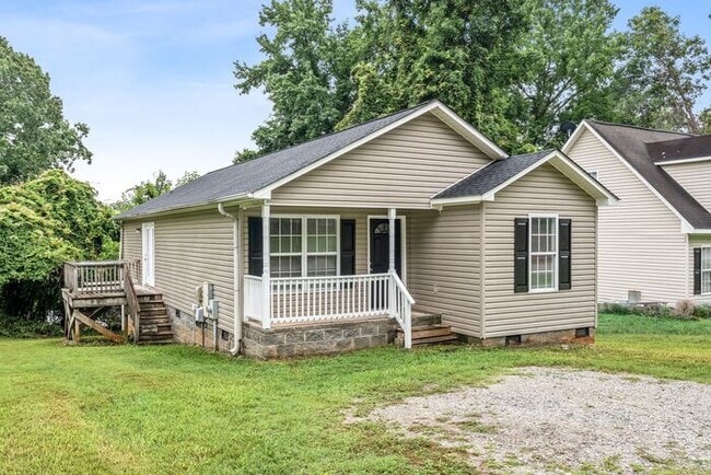Building Photo - Welcome to this charming 4 bedroom, 2 bathroom home located in Greensboro, NC.