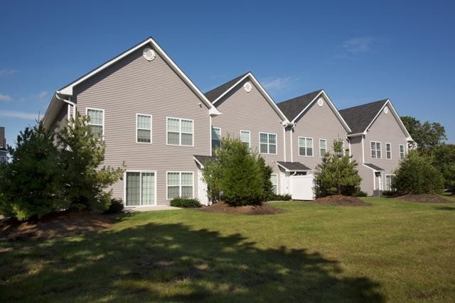 Building Photo - Fairfield Broadway Knolls North At Holbrook