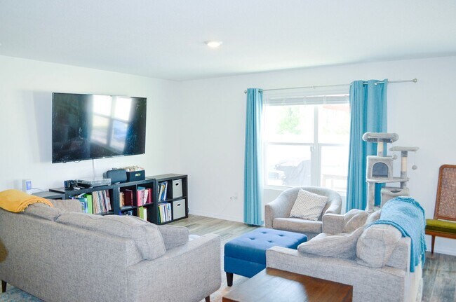 Building Photo - 5 Bedroom 3 Bath in Avalon Woods in Newberry