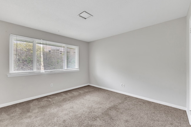Building Photo - 2 Bedroom Walking Distance to NCSU!