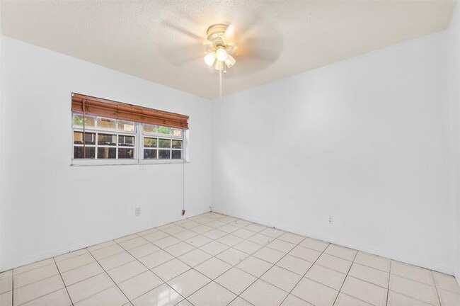 Building Photo - 117 SW 4 Ave