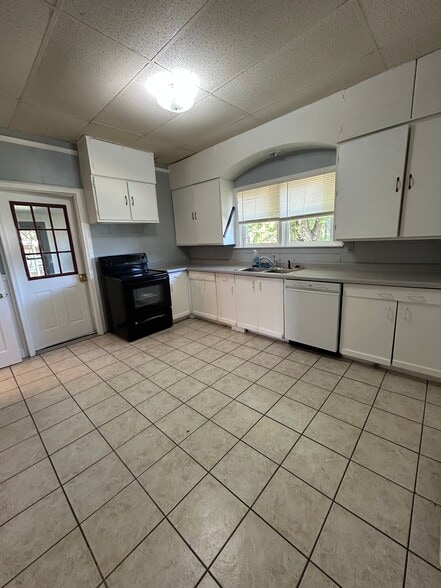 Building Photo - 500 W Walnut St