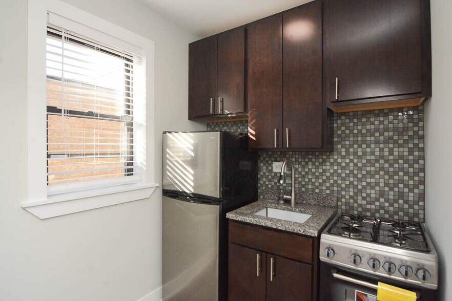 Building Photo - 4551 N Damen Ave