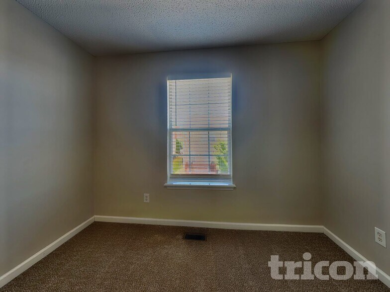Building Photo - 3715 Longview Dr