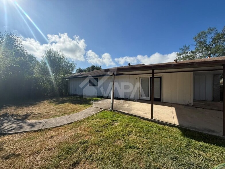 Building Photo - 6707 Cypress Lake Dr