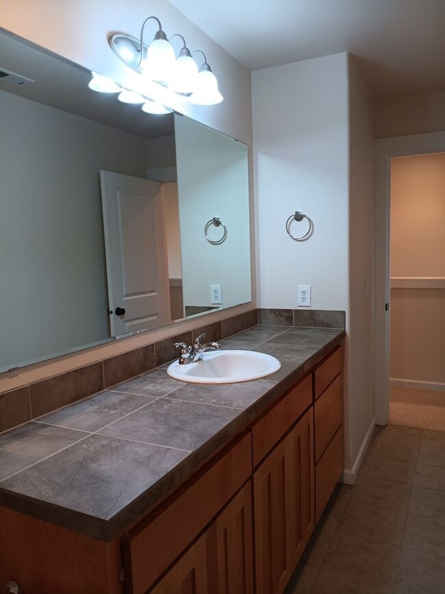 Building Photo - Beautiful Townhouse in West Salem is Ready...