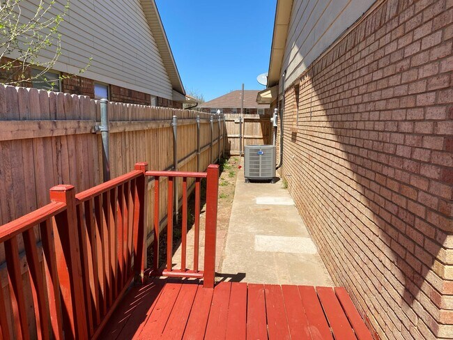 Building Photo - 2312 Shadowlake Dr