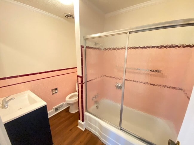 Building Photo - 3bd/2ba House on a Corner Lot very close t...