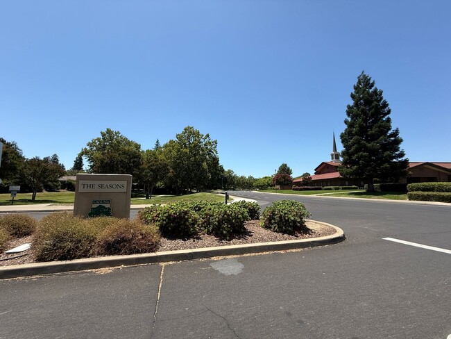 Building Photo - Get $400 Off Your 1st Month's Rent