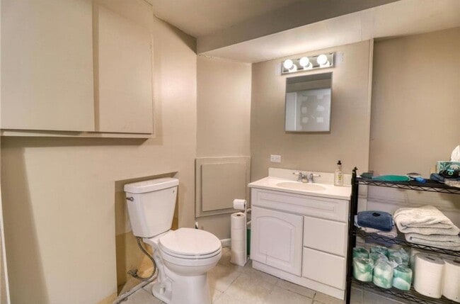 Building Photo - 5 bed 2 bath house close to Concordia and MSUM