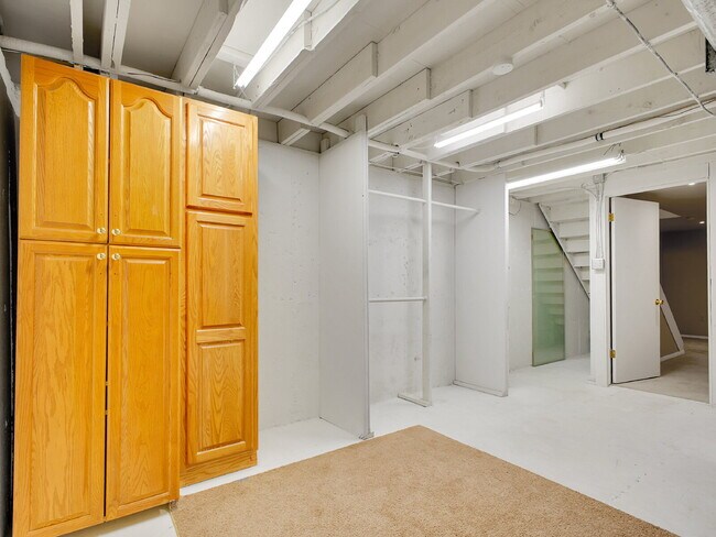 Building Photo - $2,295.00, 2-bed, 3-bath Condo in Westmins...