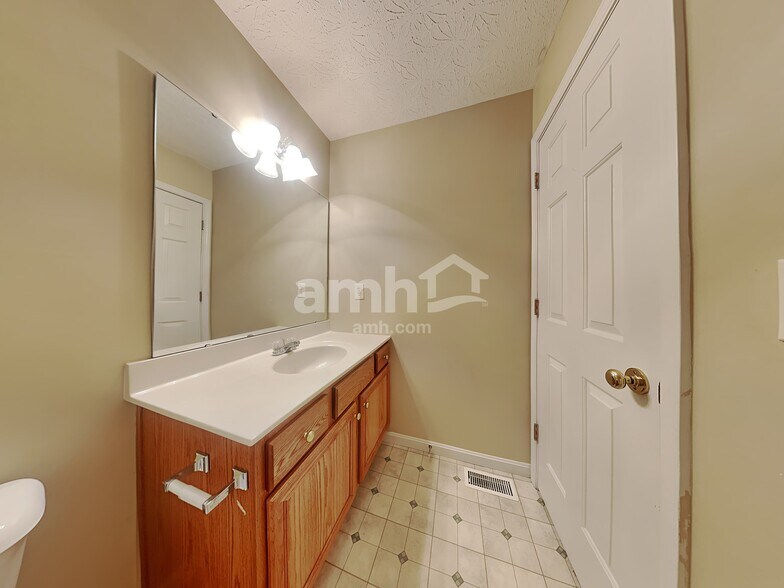 Building Photo - 260 University Dr