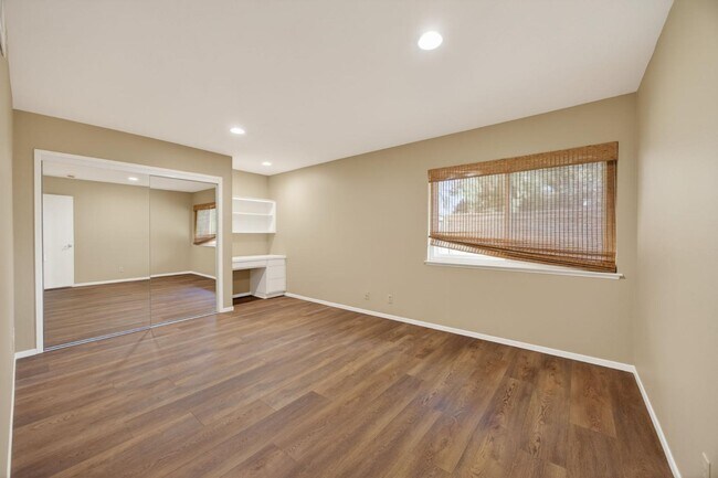 Building Photo - 1525 Fairway Dr