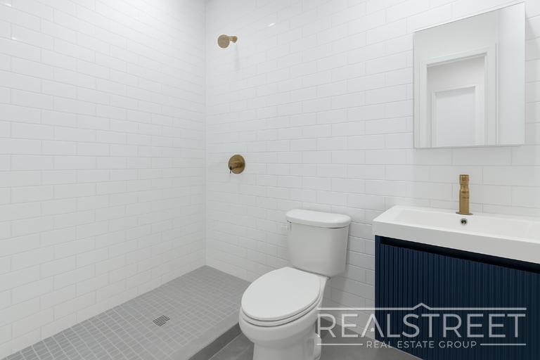 Building Photo - STUNNING 4+ BED 3 BATH DUPLEX + YARD IN PRIME BUSHWICK TOWNHOUSE