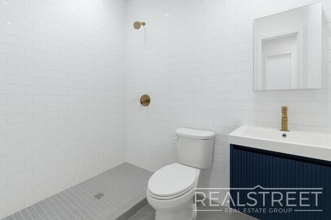 Building Photo - STUNNING 4.5+ BED 3 BATH DUPLEX + YARD IN ...