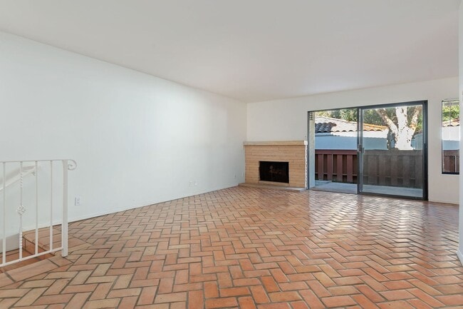 Building Photo - This wonderful East Beach Townhome Awaits!