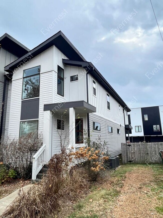 Building Photo - 4-Bedroom Home with Modern Comforts in a P...
