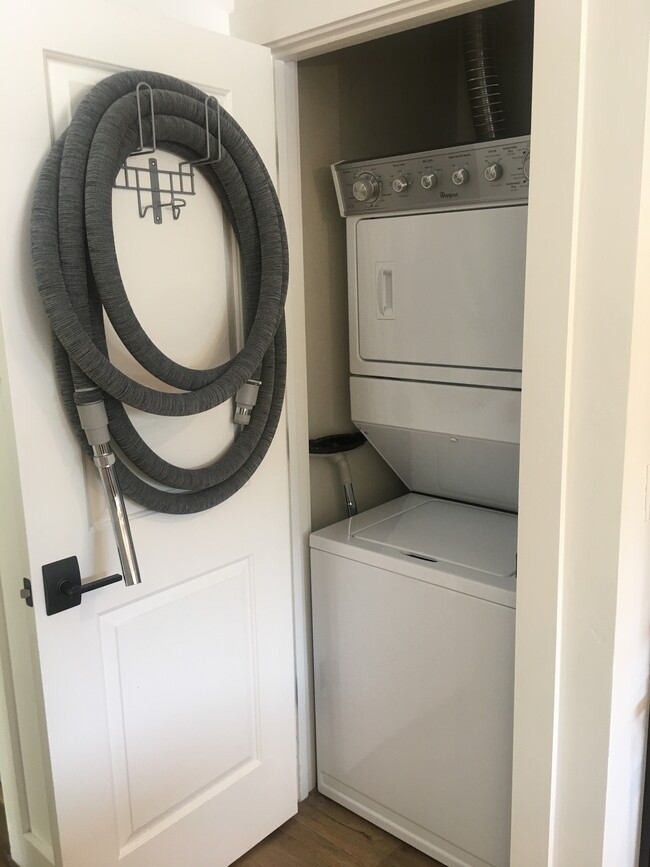 washer/dryer & central vacuum - 3777 Sundale Rd